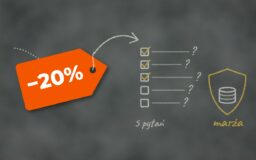 Pomarańczowa metka -20% na kredowej tablicy, strzałka do listy pięciu pytań i tarcza chroniąca marżę